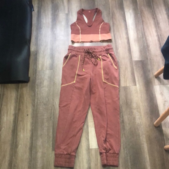 🥳2/$100🥳 Fabletics Iris sweatpants and Jameela Seamless Midi Bra set - Picture 2 of 12